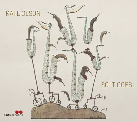 Text: "KATE OLSON" und "SO IT GOES". Illustration: Abstrakte Vogelwesen mit langen Hälsen und schematischen Körpern auf Rädern.