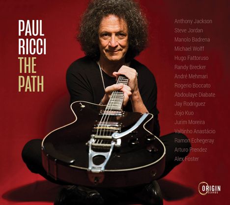 "PAUL RICCI THE PATH" und eine Liste von Namen. Ein Mann mit dunklen Locken hält eine Gitarre vor einem roten Hintergrund.