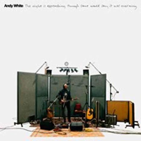 Künstlername „Andy White“ oben links. Bühne mit Gitarren, Mikrofonen und Verstärkern, Musiker in der Mitte.