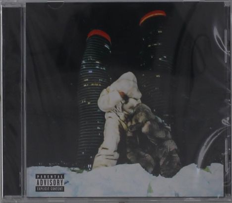 "Parental Advisory Explicit Content." Bild zeigt zwei vermummte Figuren, die sich umarmen, vor beleuchteten Hochhäusern bei Nacht.