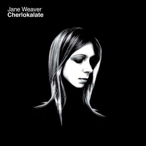 Text: "Jane Weaver, Cherlokalate". Schwarz-weißes Porträt einer Frau mit gesenktem Blick vor schwarzem Hintergrund.