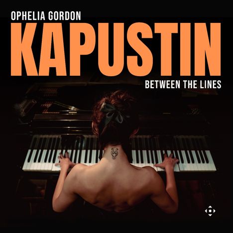 Text: "Ophelia Gordon Kapustin Between the Lines". Eine Frau spielt Klavier, ihr Rücken ist sichtbar, mit einer Tätowierung.