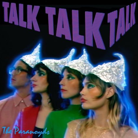 Text: „TALK TALK TALK“, „The Paranoyds“. Vier Personen mit Aluhüten und bunter Beleuchtung, seitlich betrachtet.