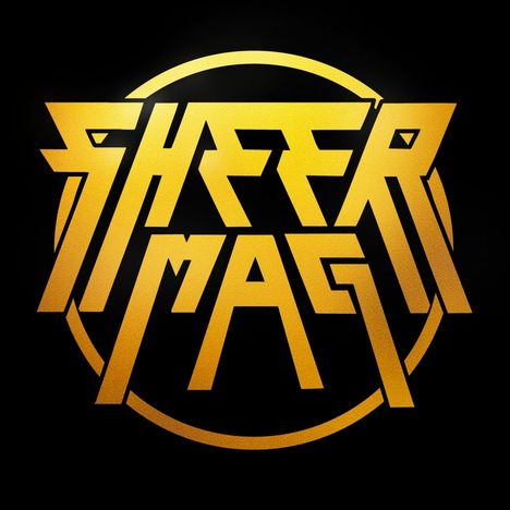 "SHEER MAG" in gelber Schrift, stilisiert und futuristisch, innerhalb eines gelben Kreises auf schwarzem Hintergrund.