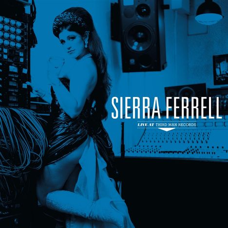 Text: "Sierra Ferrell Live at Third Man Records." Frau in glamourösem Outfit in einem Aufnahmestudio.