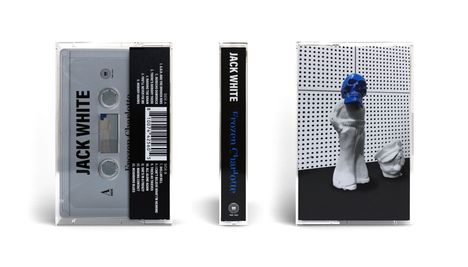 Auf der Kassette steht "JACK WHITE". In der Mitte steht "Frozen Charlotte". Rechts eine Skulptur mit blauem Totenkopf.