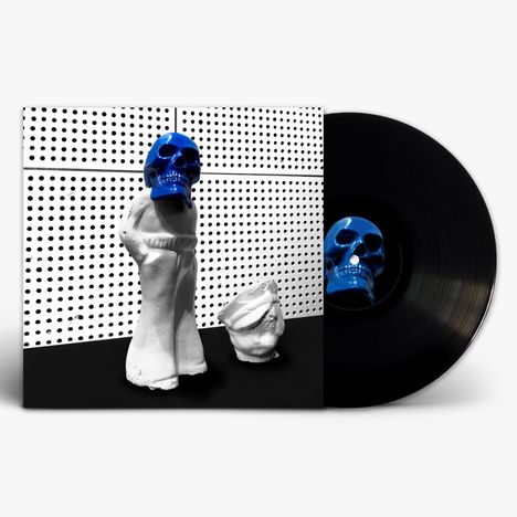 Illustration: Blaues Totenkopf-Motiv auf weißer Skulptur und Vinylplatte vor perforierter Wand.