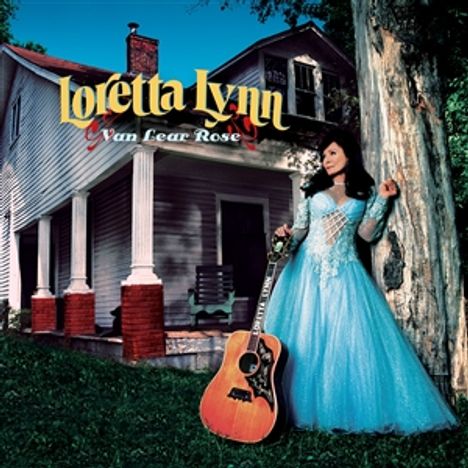 Text: "Loretta Lynn, Van Lear Rose". Frau in blauem Kleid lehnt an Baum, Gitarre in der Hand, vor einem Haus mit Veranda.