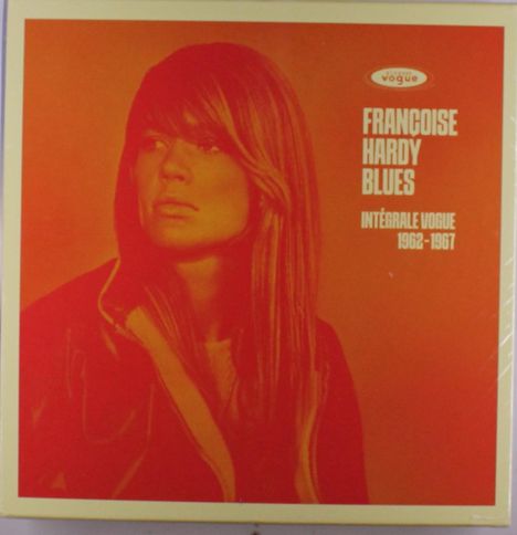 Oben rechts: "FRANCOISE HARDY BLUES INTÉGRALE VOGUE 1962-1967". Rotes Porträt einer Frau mit langen Haaren. Logo oben links.