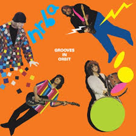 "GROOVES IN ORBIT", bunte Illustration von vier Personen mit Instrumenten vor orangefarbenem Hintergrund, stilisierte Formen.