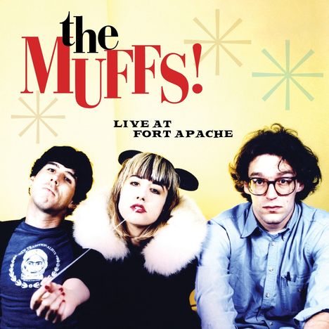 Auf gelbem Hintergrund steht "the MUFFS!" und "LIVE AT FORT APACHE". Drei Personen sitzen und schauen zur Kamera.