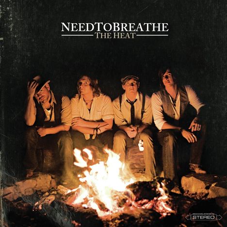 "NEEDTOBREATHE: THE HEAT." Vier Männer sitzen um ein Lagerfeuer, entspannt und nachdenklich.