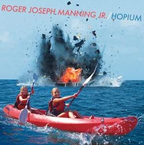 Text: "ROGER JOSEPH MANNING JR. / HOPIUM". Zwei Personen paddeln in einem roten Kajak, im Hintergrund explodiert ein Schiff.