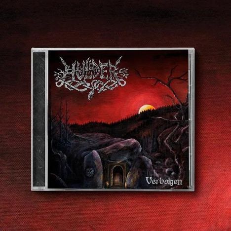Oben unleserlicher Bandname, unten "Verborgen". Rote Abenddämmerung über einer mystischen Landschaft mit Grabhügel.