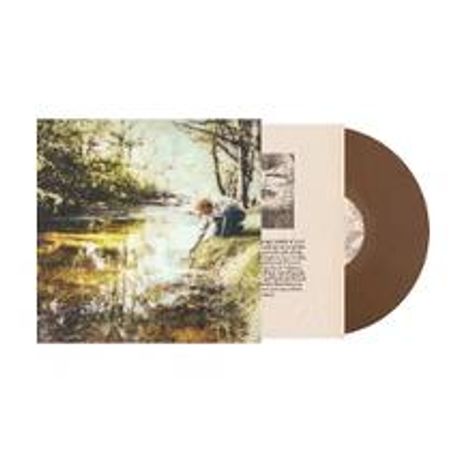 Ein Albumcover zeigt eine Person am Bach, daneben eine braune Schallplatte und ein Text über Naturverbundenheit.