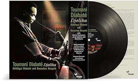 Texte: "Toumani Diabaté Djelika", "Kéletigui Diabaté and Bassekou Kouyaté". Ein Musiker spielt Kora, daneben eine Schallplatte.