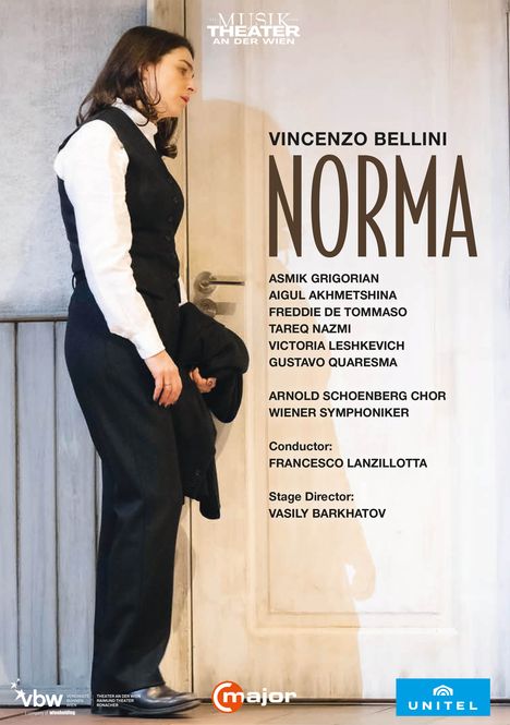 Eine Frau in schwarzer Weste steht, der Blick gesenkt, neben einem Türrahmen; daneben Operndetails zu "Norma".
