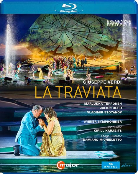 Texte: "LA TRAVIATA", "Bregenzer Festspiele", "Giuseppe Verdi". Szene einer Opernaufführung auf einer Wasserbühne.