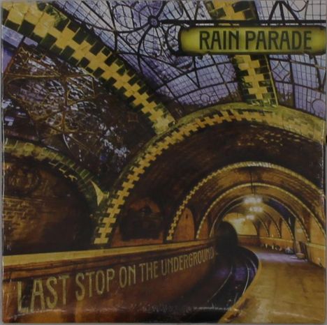 Text oben: "RAIN PARADE", unten: "LAST STOP ON THE UNDERGROUND". Historische U-Bahn-Station, gebogene Tunnel.