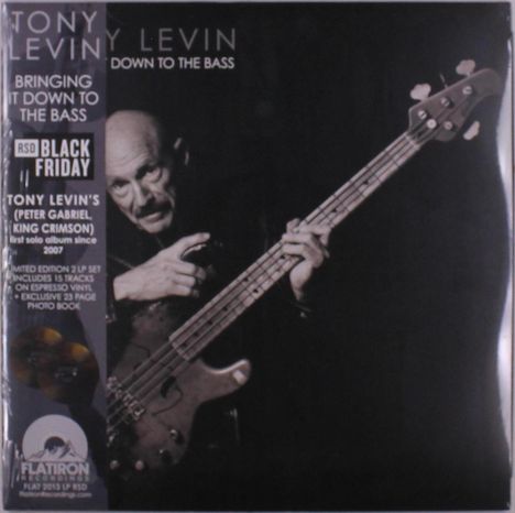 "TONY LEVIN: DOWN TO THE BASS" in weißen Buchstaben. Mann spielt Bass, ernster Gesichtsausdruck, Retro-Stil.