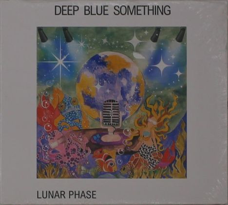 "Deep Blue Something" und "Lunar Phase" oben und unten auf weißem Hintergrund. Farbige Illustration mit Mikrofon, Weltkugel und Meeresmotiven.