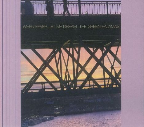 Text: „WHEN FEVER LET ME DREAM THE GREEN PAJAMAS“. Silhouette einer Brücke bei Sonnenuntergang.