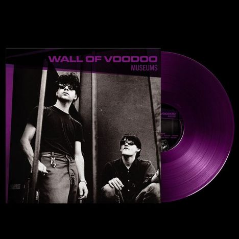 "Wall of Voodoo" und "Museums" in lila Text. Zwei Personen in Schwarz-Weiß, eine steht, die andere hockt. Lila Vinyl.