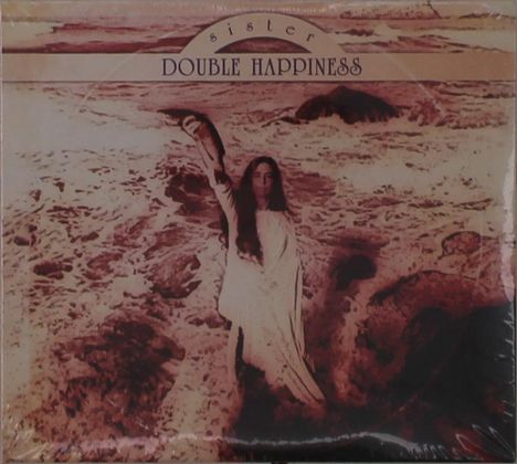 Oben: "sister" und "DOUBLE HAPPINESS". Frau in weißem Gewand steht vor bewegtem Wasser. Sepiafarbene Töne.