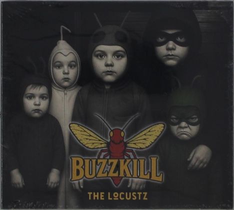 „Buzzkill“ und „The Locustz“. Fünf Kinder in Insektenkostümen mit ernstem Gesichtsausdruck.