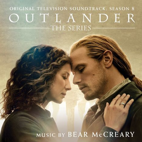 „Original Television Soundtrack: Season 8, Outlander The Series, Music by Bear McCreary.“ Zwei Personen in enger Umarmung.