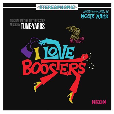 Text: „STEREOPHONIC“, „ORIGINAL MOTION PICTURE SCORE“, „MUSIC BY TUNE-YARDS“, „WRITTEN AND DIRECTED BY BOOTS RILEY“, „LOVE BOOSTERS“, „NEON“. Illustration: Bunte, dynamische Formen und ein Accessoire.