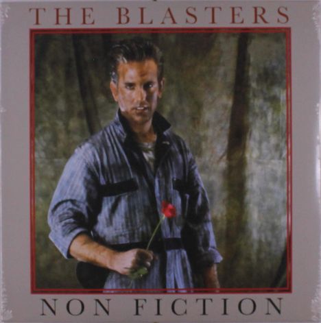 "The Blasters - Non Fiction". Ein Mann in Arbeitskleidung hält eine rote Blume vor einem rustikalen Hintergrund.