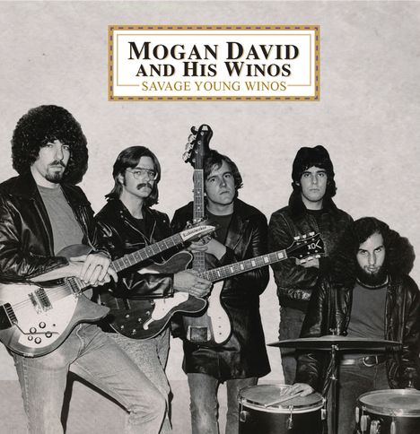 "Mogan David and His Winos: Savage Young Winos." Eine Band mit fünf Männern in Lederjacken, einige mit Instrumenten.
