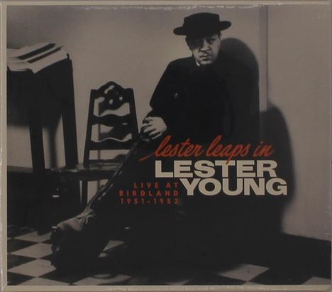 Text: "lester leaps in LESTER YOUNG live at birdland 1951-1952." Schwarz-weiß Foto eines Mannes im Anzug mit Hut.