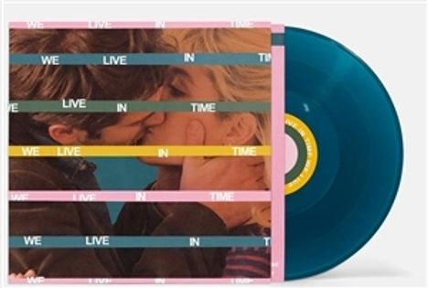 „WE LIVE IN TIME“ steht wiederholt auf einem Albumcover. Ein Paar küsst sich. Die Schallplatte ist blau.