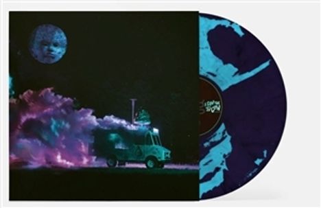 Eine Schallplatte mit violett-türkis Marmorierung. Ein Wagen unter einem Mondgesicht, umgeben von farbigem Rauch.