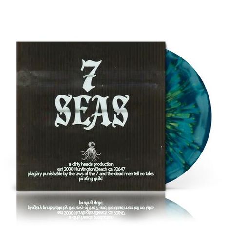 "7 Seas" steht groß auf einem Albumcover. Die Vinyl-Schallplatte daneben ist blau mit grünen Mustern. Unten ein Kraken-Symbol.