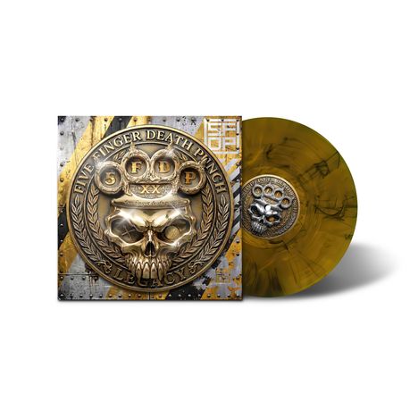 Ein metallisch geprägtes Logo mit einem Totenkopf, umgeben von Lorbeer und dem Schriftzug "FIVE FINGER DEATH PUNCH LEGACY".