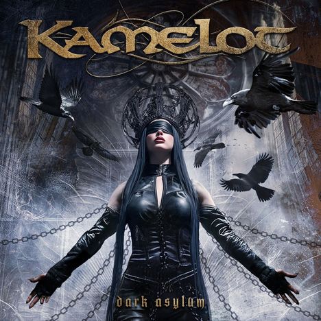 "Kamelot" oben in gold, "dark asylum" unten. Eine Frau in Leder, gekrönt, umgeben von Raben und Ketten in einer düsteren Szene.