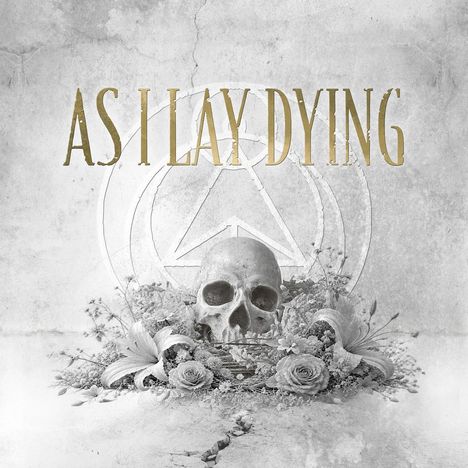 "As I Lay Dying" in großen Buchstaben. Ein Schädel liegt auf Blumen vor einem abstrakten Symbol.