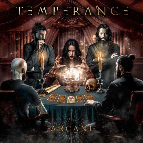 "Temperance" oben und "Arcanum" unten. Menschen sitzen um einen Tisch mit Tarotkarten und einer Kristallkugel. Mystische Atmosphäre.