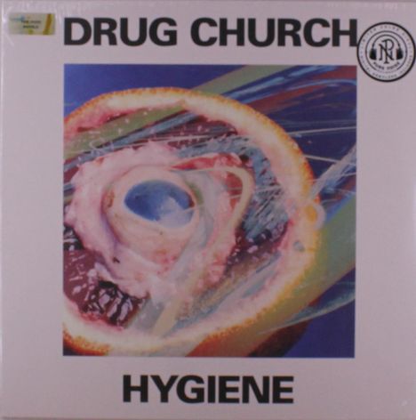 „DRUG CHURCH“ und „HYGIENE“. Abstraktes Kunstwerk in der Mitte mit bunten, wirbelnden Formen und einem blauen Zentrum.