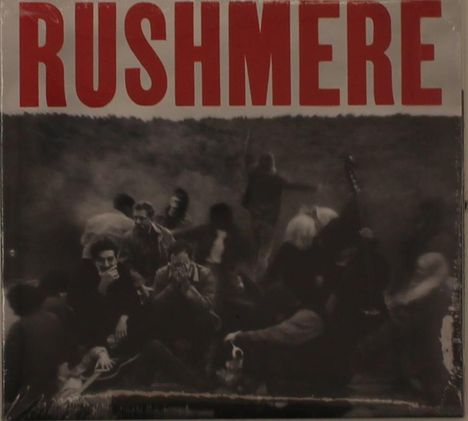 Der Text "RUSHMERE" ist in großen roten Buchstaben zu sehen. Darunter verschwommene Menschen in einer Gruppe.