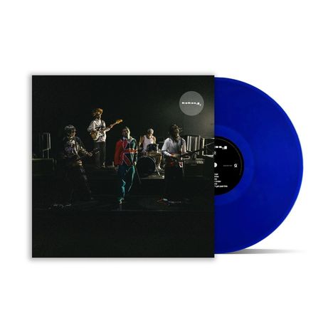 Auf dunklem Hintergrund spielt eine Band, daneben eine blaue Vinyl-Schallplatte. Oben rechts ein rundes Logo mit "dd.µ".
