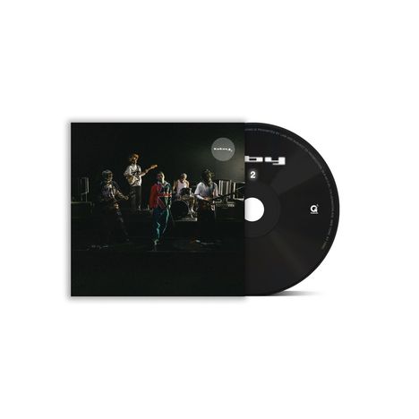 CD-Hülle mit Bandauftritt. Fünf Musiker auf einer Bühne im Dunkeln mit Instrumenten.