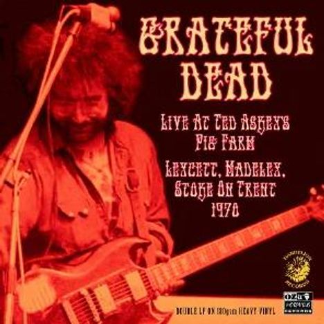 "GRATEFUL DEAD. Live at Ted Askey’s Pig Farm. Leycett, Madeley, Stoke on Trent 1970." Musiker mit Gitarre.