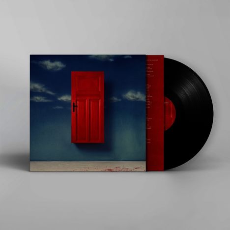 Texte sind schwer zu lesen. Illustration: Rote Tür schwebt vor blauem Himmel mit Wolken, schwarzes Schallplatten-Cover rechts.
