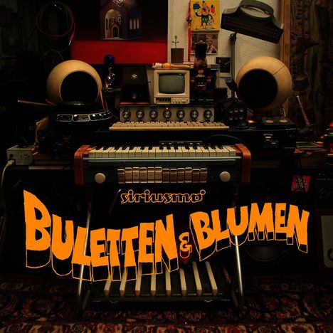 Der Text lautet "Siriusmo - Buletten & Blumen". Ein Vintage-Synthesizer umgeben von Retro-Technik und Deko-Elementen.