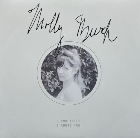 Handschrift „Molly Burch“, darunter „DOWNHEARTED I ADORE YOU“. In der Mitte ein Foto einer Frau in Schwarz-Weiß.