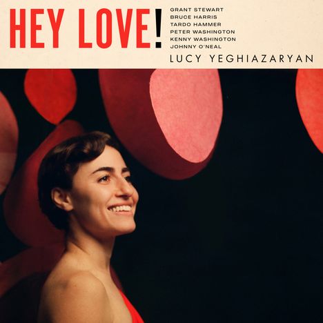„HEY LOVE!“, Namen von Künstlern, Lucy Yeghiazaryan. Frau lächelt vor Hintergrund mit großen, roten Kreisen.